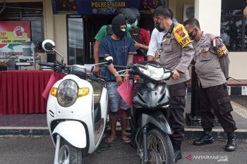 Saat akan menjual motor hasil curiannya di pasar, bapak enam anak itu ditangkap anggota Polres Agam