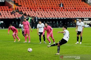 Tiga penalti dan gol bunuh diri membuat Real Madrid takluk di Valencia