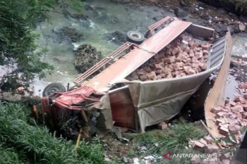 Satu orang tewas usai truk bermuatan mie instan jatuh ke jurang