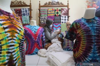 Kaos Pewarnaan Ikat Celup