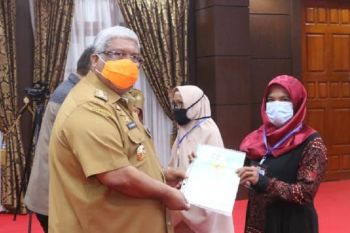 Gubernur Sulawesi Tenggara serahkan 15.000 sertifikat tanah