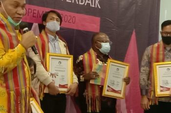 Direktur RSUD Jayapura Aloysius Giyai terima penghargaan dari Perwamki