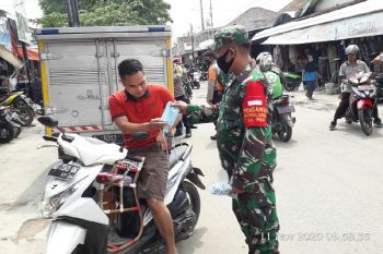 Personel gabungan TNI-Polri terus imbau protokol kesehatan kepada masyarakat