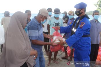 Polairud Polda Sulteng bagi sembako kepada nelayan