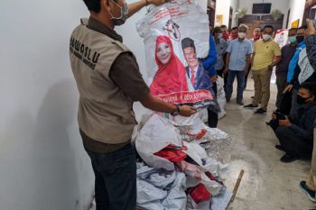 Tim koalisi Eva-Deddy laporkan perusakan APK ke Bawaslu Bandarlampung