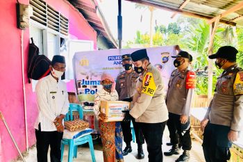 Polres Solok Arosuka bantu warga terdampak pandemi COVID-19 di Kecamatan Kubung