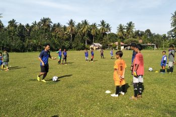 Alan Martha latih siswa SSB isi masa vakum kompetisi (Video)