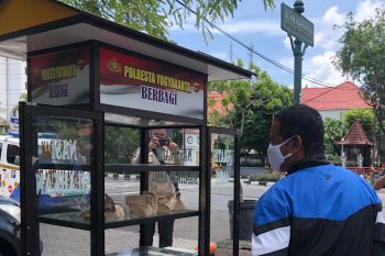Nasi bungkus gratis dari Polresta Yogyakarta habis dalam 10 menit