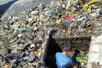 Satgas PUPR Mataram mengangkat sampah pemicu genangan di Tanah Haji