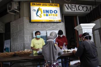 Barter sembako di Pasar Legi Solo