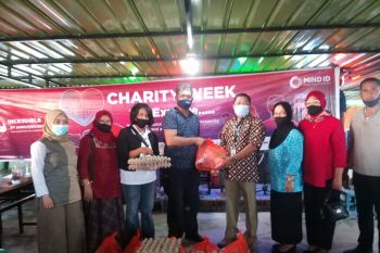 Bantu tangani COVID-19, Antam salurkan bantuan APD kepada Pemkab Kolaka