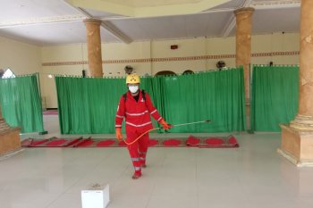 DSLNG lakukan penyemprotan disinfektan di sejumlah fasiltas umum