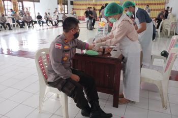 Tim kesehatan Polda Sulut periksa kesehatan anggota Polres Sangihe