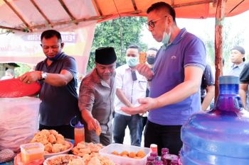 Merakyat, Mulyadi makan gorengan bersama warga Pasaman Barat