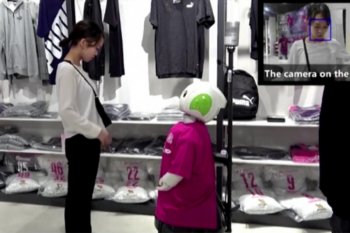 Robot ini jadi staf toko untuk ingatkan pengunjung pakai masker