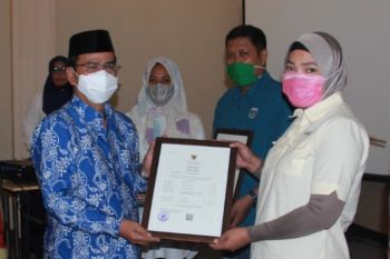 Kemenag serahkan sertifikat halal kepada 16 pelaku usaha di Sulawesi Selatan