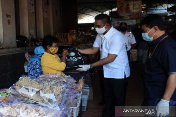 Polda Jateng bagikan paket sembako kepada pedagang di Solo