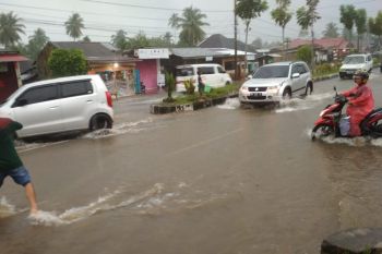 Sejumlah jalan di Lubukbasung Agam dilanda banjir pascahujan lebat