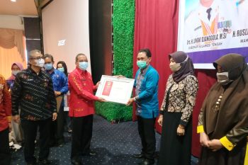 Pemkot Palu terima penghargaan Siddhakarya dari Pemprov Sulteng