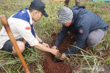 SuperAdventure Banjarmasin rayakan Ultah dengan tanam bibit pohon di Teluk Adungan