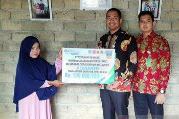 BPJAMSOSTEK serahkan santunan kematian kepada honorer sebanyak Rp105,6 juta