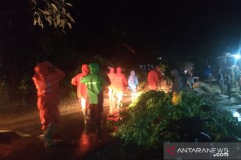 Jalan Sicicin-Padang Pariaman-Kota Pariaman tertimbun longsor