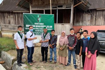 Penyaluran 500 paket sembako untuk masyarakat melalui HMI se-Sumbar