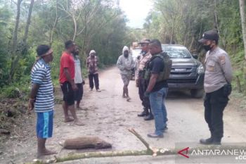 Warga Papua palang jalan trans tiga kabupaten