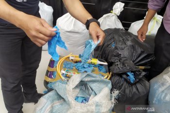 Polisi ungkap sebanyak  2,5 ton sarung tangan medis bekas akan diedarkan