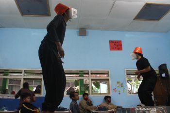 Pementasan teater ruang kelas kosong