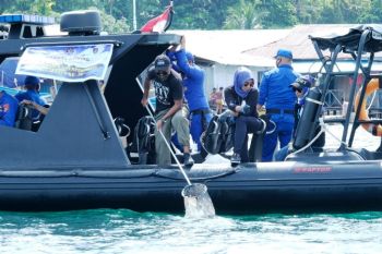 Personel Dirpolairud Polda Papua bakti sosial bersihkan pantai