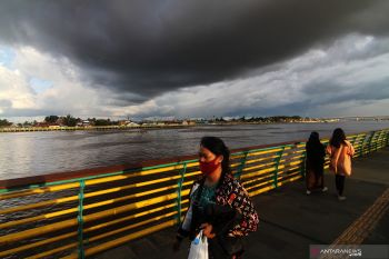 Potensi hujan lebat disertai angin di Jawa dan Sumatera