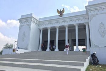 Ketua DPD kritik penggunaan Dana Desa untuk bangun kantor desa seperti istana