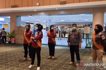 Satpol PP gencarkan upaya persuasif batasi kerumunan warga di Makassar