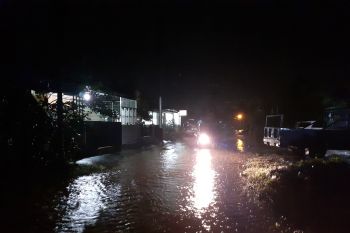 Banjir genangi akses jalan ke RSUD Padang akibat hujan deras