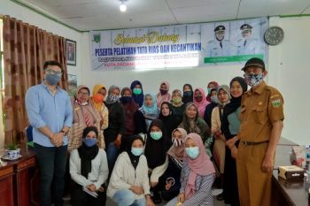 Warga TPLPadang Panjang diajari tata rias untuk dorong kemandirian ekonomi