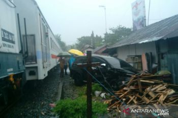 Duh..., untuk ketiga kalinya selama bulan ini, kereta api tabrak mobil di Pariaman