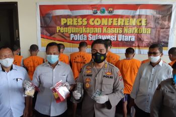 Polda Sulut mengungkap lima kasus narkoba dengan delapan tersangka