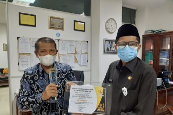 Ketua dan Sekretariat DPRD Sumbar raih Anugerah KIP