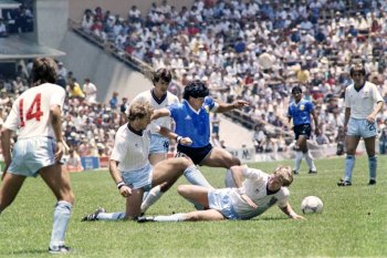Maradona di mata mantan kiper Inggris Peter Shilton, terhebat tapi tidak sportif