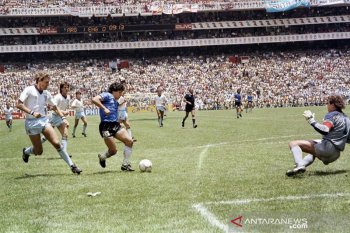 Bola "Tangan Tuhan" Maradona dilelang Rp36 miliar