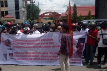 Polisi amankan enam pengunjuk rasa setelah bentrok di KPU Sulsel