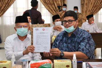 Dukung Pilgub jujur dan adil, Ali Mukhni tandatangani Pakta Integritas Pilkada Sumbar