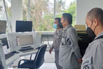 Kepala Bakamla ZMTh melakukan isnpeksi SKPPL Kupang