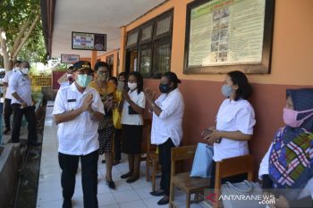 Wali Kota Jefri Kore serahkan bantuan perlengkapan sekolah untuk siswa