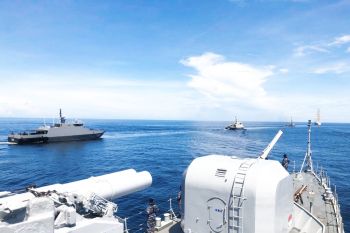 Sebanyak enam kapal perang Indonesia latihan manuver laut di Sulawesi