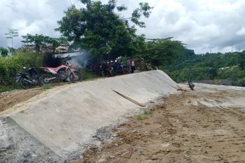 Sejumlah Warga Desa Sulewana Poso tolak rencana PT Poso Energi gusur rumah warga.