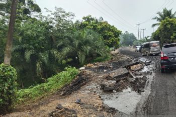 Masyarakat minta pemilik usaha peduli jalan rusak