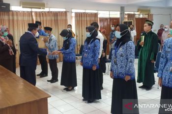Kepala BKKBN Sultra Lantik Enam Penyuluh KB