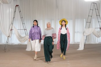 Dua jenama lokal berkolaborasi lahirkan  busana feminin gaya retro